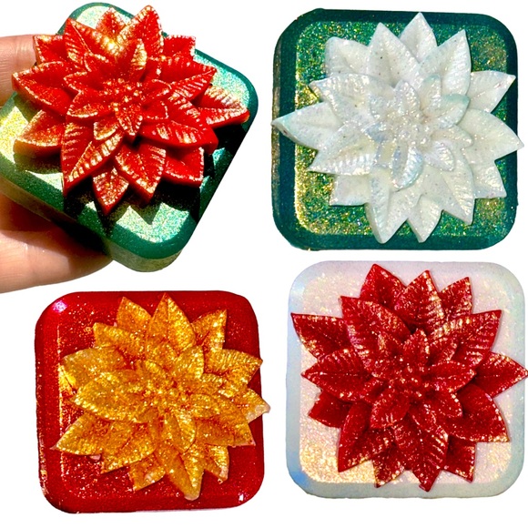 Set 6 Poinsettia Soap Party Favors, Christmas Party Gifts, Handmade Gift, Soap - Picture 3 of 17
